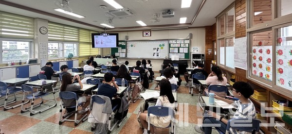 하귀초등학교에서 지난 6월 제민일보사와 제주도교육청이 주최하는 '2024 찾아가는 인성아카데미'가 진행됐다. 김은수 기자 