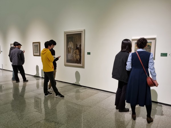 제주시각장애인복지관은 지난 2~3일 제주도립미술관에서 시각장애인의 미술 감상 서비스를 제공하는 'AI아트 어시스턴트' 앱의 효과를 파악하기 위한 시범 운영을 실시했다.