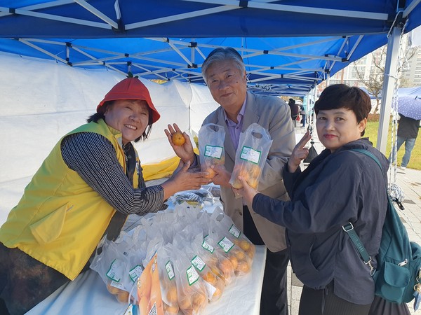 지난 1일 세종시에서 개최된 '소비자와 함께하는 전국 농특산물 판매 축제'에서 제주도 정보화농업인 회원들이 제주감귤 촉진행사를 진행했다.