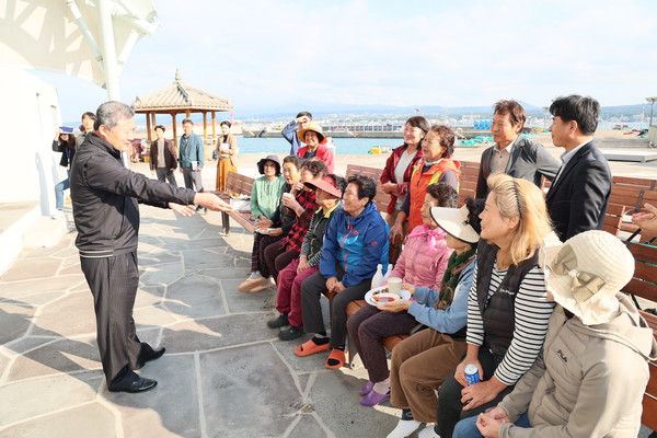 김완근 제주시장이 비양도 주민들의 애로사항을 청취하고 있다.