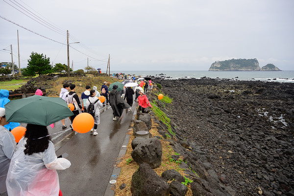 이날 비가오는 궂은날씨 속에서도 3000여명의 많은 참가자들이 2024 제주국제 걷기축제에 참여했다.