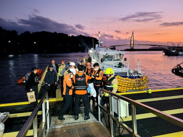 서귀포시 보목동 해안가에서 물질을 하던 70대 해녀가 심정지 상태로 구조되고 있다. 