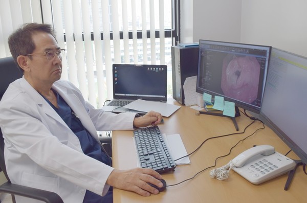 김욱 과장은  가톨릭대학교 의과대학 학사, 同대학원 석·박사를 마쳤으며, 미국 UC San Francisco 교환교수, 일본 동경 국립암센터 교환교수 등을 역임하면서 약 1500례의 복강경 위암수술 경험을 바탕으로 2024년부터 제주한라병원 외과 과장으로 근무하면서 지속적인 연구와 치료를 하고 있다.