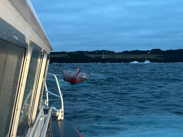 지난 15일 서귀포시 성산읍 온평포구 인근 해상에서 성산선적 A호가 전복돼 3명이 구조되고 16일 60대 선장 A씨가 숨진 채 발견됐다. 