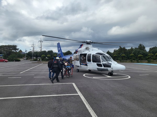 작업중 지게차가 전복돼 부상을 당한 50대 남성이 소방 닥터헬기를 통해 제주 시내 병원으로 이송되고 있다.
