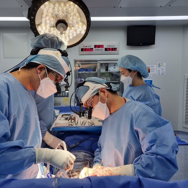 제주한라병원 심장혈관흉부외과 명의 조광리 과장은 서울대학교 의과대학 학사, 同 대학원 석·박사를 마쳤으며, 미국 Mayo Clinic 연구전임의, 서울대학교병원 조교수 등을 거쳐 2023년부터 제주한라병원 심장혈관흉부외과 과장, 심장혈관센터 센터장, 통합중환자실장으로 근무하면서 지속 연구와 치료를 하고 있다. 