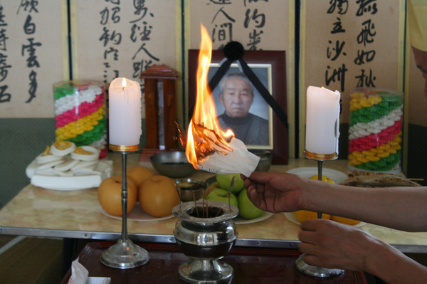 하관제 때 축문을 태우고 있다.