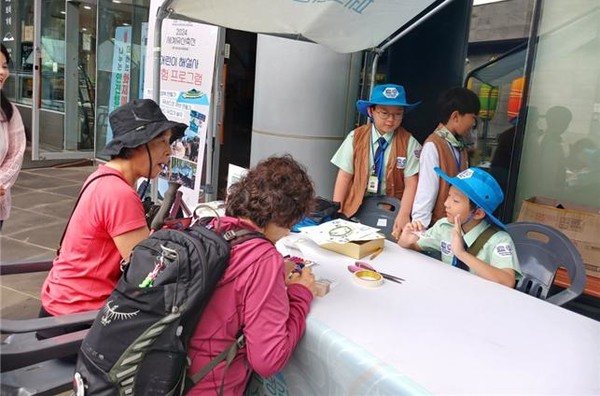 어린이해설사들이 탐방객들을 대상으로 유네스코 큐브만들기 체험을 진행하고 있다.