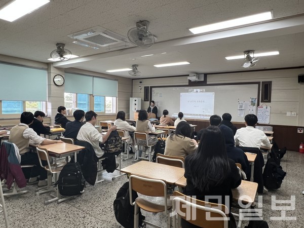 제주대학교 사범대학 부설고등학교에서 지난 19일 제민일보와 제주도교육청이 공동으로 주최하는 '2024 찾아가는 인성아카데미'가 진행됐다. 전예린 기자 