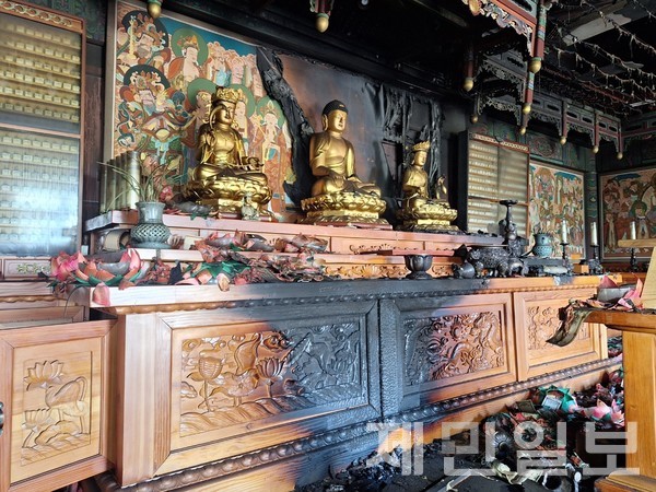 23일 오전 서귀포시 안덕면 한 사찰에서 불이 나 대웅전 일부가 소실됐다. 신고가 접수됐다.[사진-제주소방본부]