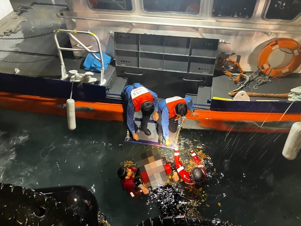 지난 25일  바다로 추락한 40대 남성이 해경에 의해 구조되고 있다.