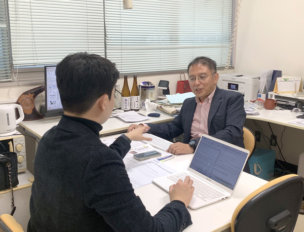 지난 11월 11일 도쿄해양대학교의 해양생명과학부 식품생산과학과 히사다 타카시 교수가 교육과정에 대해 설명하고 있다.