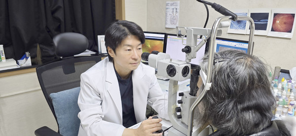 안과 이동욱 과장은  연세대학교 의과대학 학사, 연세안과 원장, 이화여자대학교 의과대학 안과학교실 외래교수, 연세대학교 의과대학 안과학교실 외래교수 등을 거쳐 2021년부터 제주한라병원 안과과장으로 근무하면서 지속적인 연구와 치료를 하고 있다. 