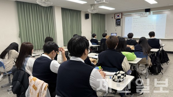 2024 찾아가는 인성아카데미가 25일 영주고등학교에서 1학년 학생들을 대상으로 열렸다. 김은수 기자