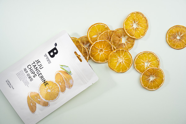 (주)제우스가 개발한 건조간식 제주갑귤칩 별애별참.