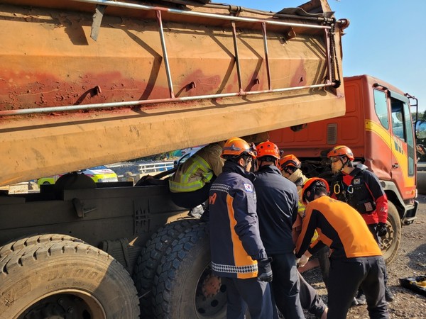 서귀포시 강정동 한 공사장에서 덤프트럭 정비 중 끼임 사고가 발생해 60대 남성이 사망했다.