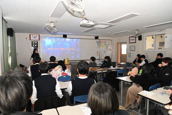 '공동체로 배우는 제주해녀문화 - 불턱 아카데미'가 지난 11월 27일 영주고등학교 1학년 6반 학생들을 대상으로 진행됐다. 