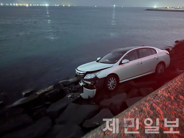 운전미숙으로 서귀포시 성산읍 오조리 방파제 아래로 추락하는 사고가 발생했다.(사진-제주도 소방안전본부)