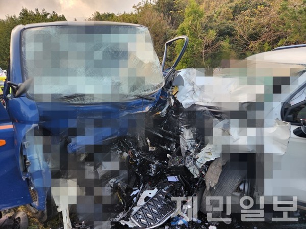 서귀포 남원읍에서 카니발 차량과 1t 트럭이 충돌해 4명이 사망하는 안타까운 사고가 발생했다.(사진-제주도 소방안전본부)