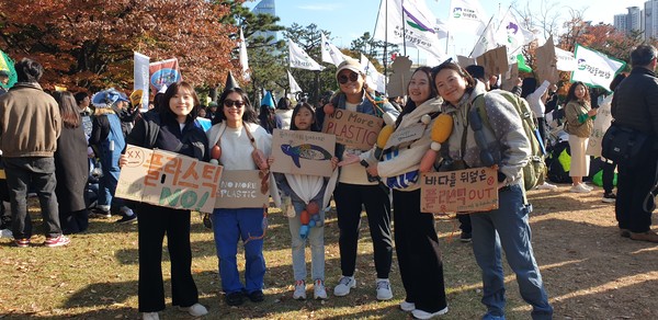 국제플라스틱협약을 위한 5차 회의 전날인 지난달 23일 부산 벡스코 일대에서 어린이와 시민환경단체들이 플라스틱 반대 목소리를 내고 있다.