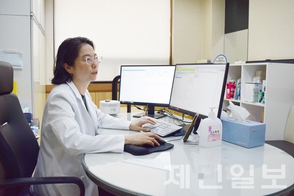 이원희 과장은  인하대학교 의과대학 학사, 가톨릭대학교 의과대학원 석사를 마쳤으며, 순천 은병원, 천안 충무사랑병원, 고신경정신과의원 등을 거쳐 2016년부터 제주한라병원 정신건강의학과 과장으로 재직하고 있다.