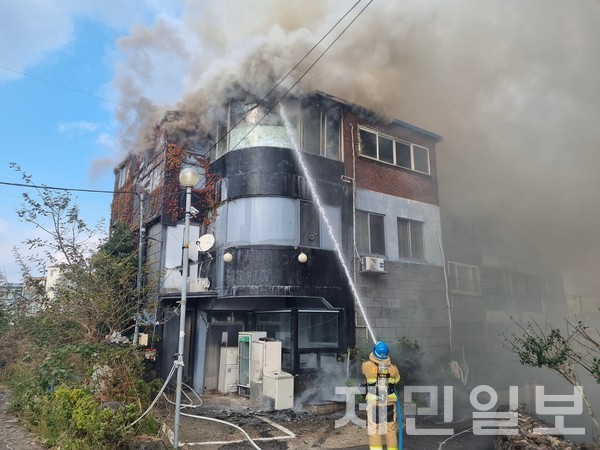 5일 오후 서귀포 표선면 표선리 소재 주택 3층에서 화재가 발생했다 (사진-제주소방안전본부)