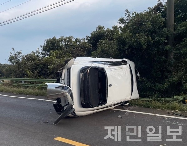 지난 6일 서귀포시 성산읍 한 도로에서 렌터카가 전봇대와 충돌해 전도됐다.(사진-제주소방안전본부)