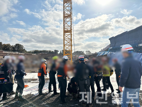 지난 3일 오전 10시 55분께 제주시 건입동의 한 아파트 공사현장에서 50대 A씨가 중장비 작업 중 사고를 입었다.(사진=제주소방안전본부)