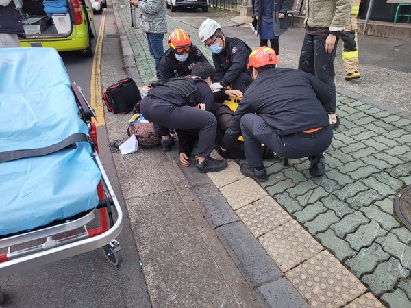 지난 9일 오후 4시58분께 제주시 봉개동 인근 도로에서 달리던 화물차량의 바퀴가 빠지면서 70대 행인을 치고 지나가는 사고가 발생했다.(사진=제주소방안전본부)