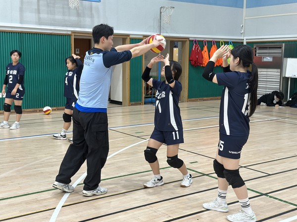 2014 전국체전에서 제주선수단을 출전하는 등 제주와 인연을 이어오고 있는 국군체육부대 배구단이 제주동여중에서 재능기부 시간을 가졌다.