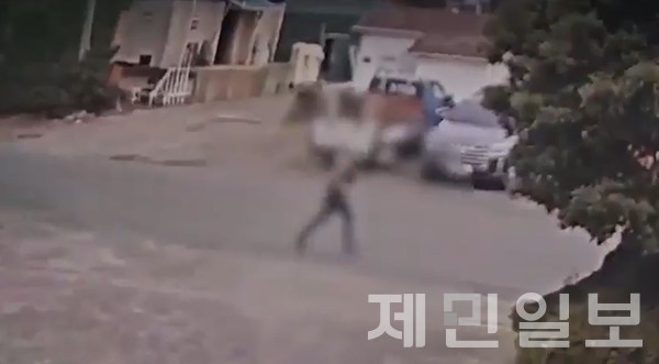 지난 6일 정오 서귀포시 남원읍의 한 도로에서 무면허 상태로 차를 몰다 교통사고를 내고 도주 중인 중국 국적의 불법체류자 50대 남성 A씨(서귀포경찰서 제공 영상 캡처)