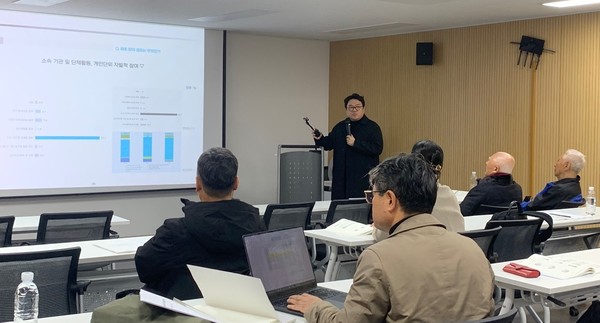 ㈔제주국제관악제 조직위원회가 16일 제주문화예술재단에서 '2024 제주국제관악제 평가보고회'를 개최한 가운데, 이찬영 ㈜마에스트리 대표가 설문조사 결과를 발표하고 있다. 고은리 기자