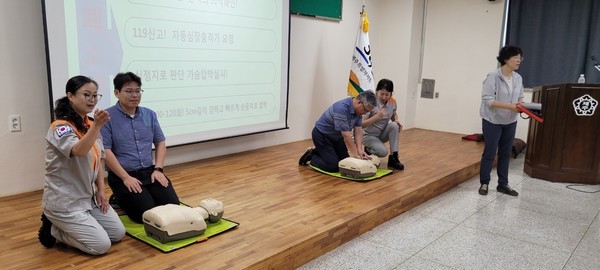 의용소방대원들이 주민들을 대상으로 심폐소생술 교육을 실시하고 있다.