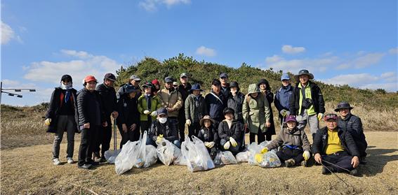 세계유산본부가 성산일출봉 광치기 해변에서 환경 정화활동에 나섰다.