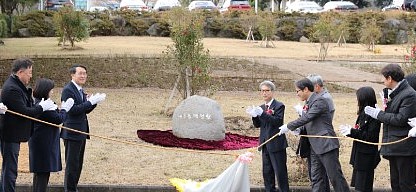 제주4·3 동백정원 표지석 제막식이 지난 17일 제주대학교 내 동백정원에서 열렸다.