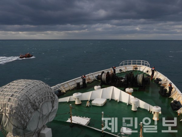 해경이 경비함정을 이용해 실종자 수색을 벌이고 있다.(사진-서귀포해양경찰서)