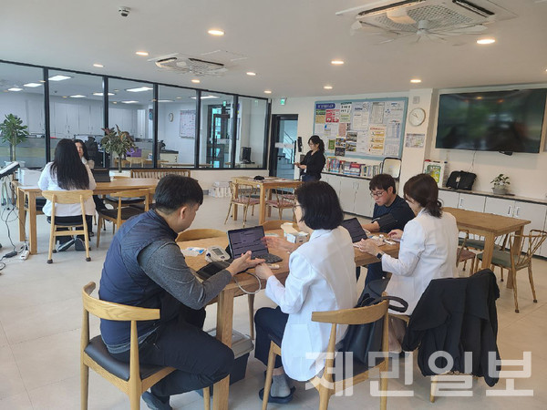 근로자건강센터 최영아 센터장은 가정의학과 전문의로서 임상진료를 주로 했고, 현재는 제주근로자건강센터장으로서 일하고 있다. 