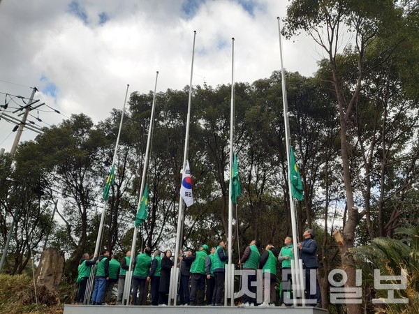 지난해 12월 서귀포시 서홍동 선반내 사거리에 설치된 태극기 및 새마을 게양대 게양식