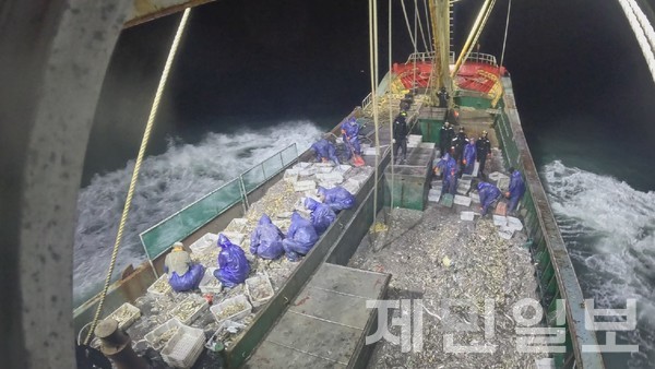 해경이 지난 3일 제주해상에서 나포한 중국 어선, 불법으로 어획한 잡어 등이 배에 가득 실려있다.(사진-서귀포해양경찰서)