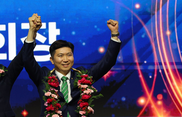 제42대 대한체육회장으로 당선된 유승민이 14일 오후 서울 송파구 올림픽공원 올림픽홀에서 열린 제42대 대한체육회장선거에서 꽃목걸이를 걸고 두 손을 들어보이고 있다. (연합뉴스)