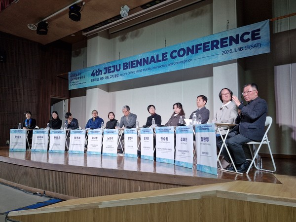 제4회 제주비엔날레 연계 국제 컨퍼런스가 18일 제주민속자연사박물관에서 열린 가운데 김완병 제주학연구센터장이 주제 발표하고 있다. 김봉철 기자