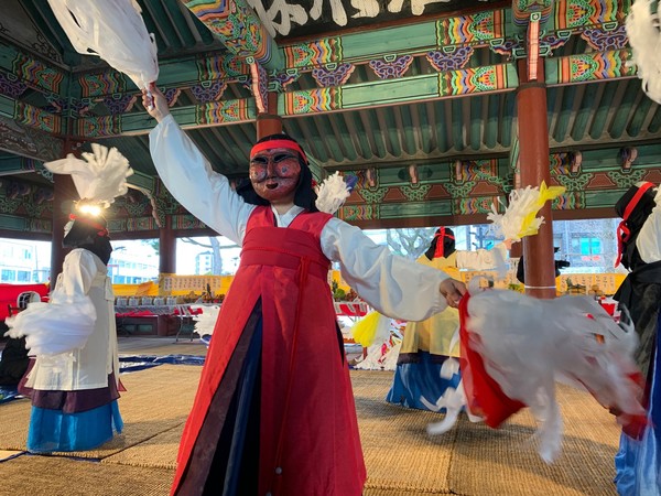 4일 관덕정에서 탐라국 입춘굿 ‘입춘굿탈놀이’ 행사가 열리고 있다. 고은리 기자