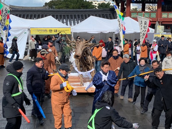4일 관덕정에서 오영훈 제주도지사 등 관계자들이 참석한 가운데, 탐라국 입춘굿 ‘낭쉐몰이’ 행사가 열렸다. 고은리 기자