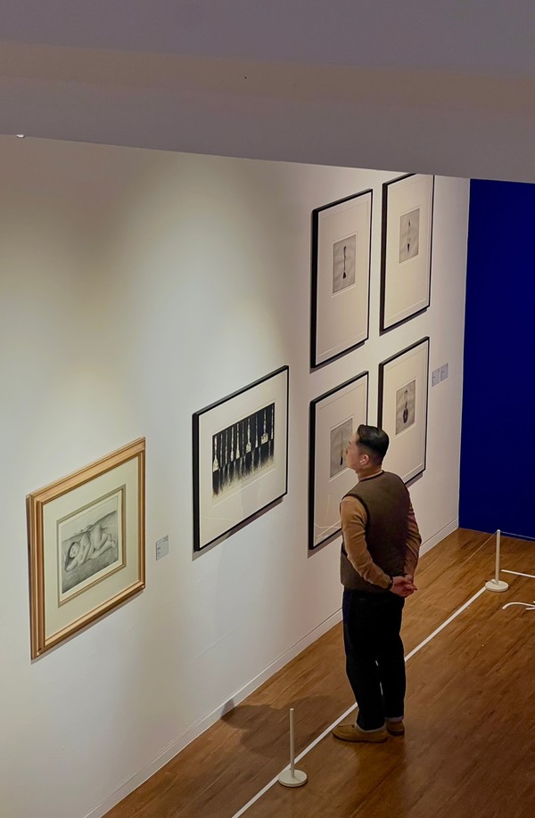 제주현대미술관에서 열리고 있는 ‘모네에서 앤디 워홀까지’ 전시에서 한 관람객이 작품을 감상하고 있다. 제주도립미술관 제공.