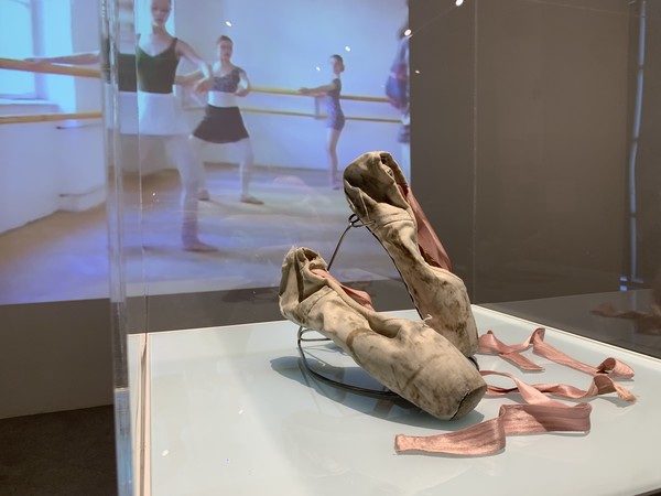 13일 제주4·3평화재단(이사장 김종민) 기획 전시 '전쟁을 겪은 어린이들의 이야기'에서 작품 ‘발레 1994’가 전시돼 있다. 해당 작품은 실제 사라예보 전쟁 당시 한 어린이가 사용했던 발레 토슈즈다. 고은리 기자