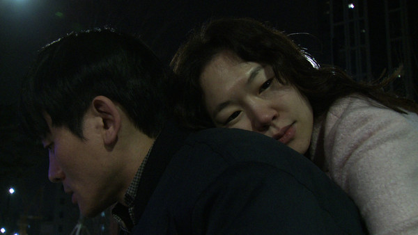 ‘제주다양성영화 제작지원 공모사업’ 작품들이 국내외에서 성과를 보이고 있다. 이중 작품 ‘봄밤’(스틸컷)은 지난 14일 베를린국제영화제 포럼 섹션에 초청받았다.