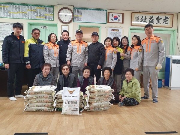 서부소방서 한림의용소방대는 17일 한수리 경로당과 선정주간활동센터를 방문해 취약계층을 위해 써달라며 쌀 250kg을 전달했다.