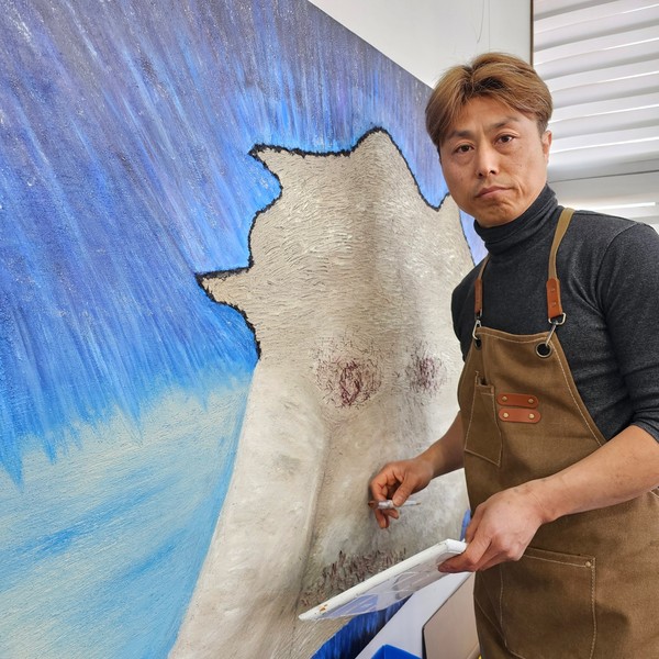 오는 22일부터 27일까지 제주문예회관에서 오명식 개인전 ’4･3과 그리움‘이 열리는 가운데, 작가가 작품 ‘한모살‘을 작업하고 있다. 고은리 기자