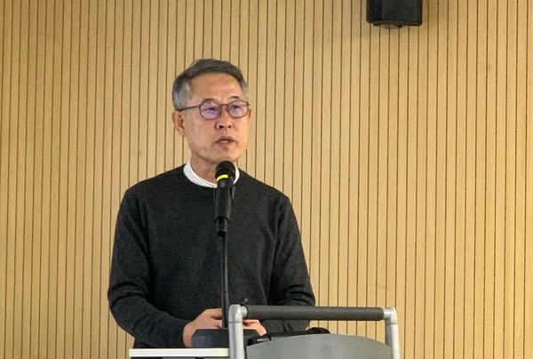 제주문화예술재단이 25일 '2025년 제주문화예술재단 기자간담회'를 개최한 가운데, 김석윤 이사장이 2025년 주요사업계획을 밝히고 있다. 고은리 기자