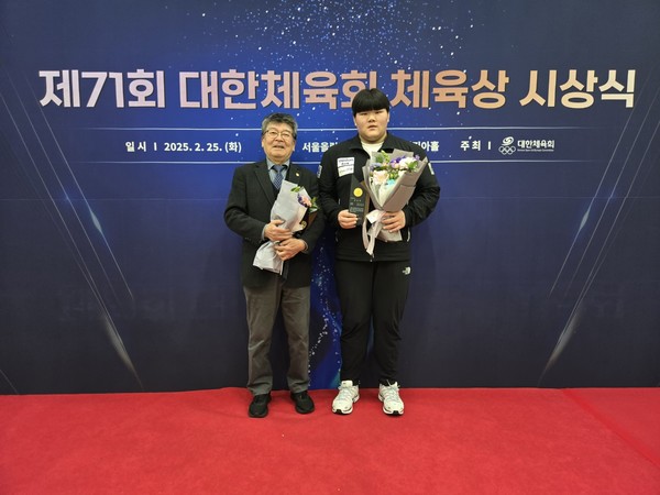 왼쪽부터 강만순 제주도유도회장, 이현지 남녕고등학교 유도선수. 제주도체육회 제공